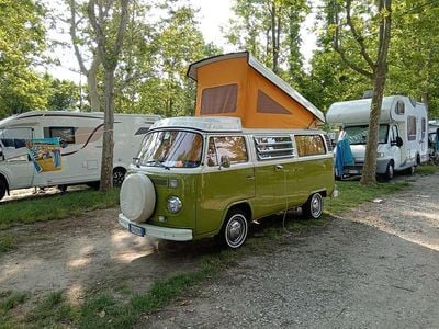 Begagnad VW T2 90 HK (66 kW) 1976 Grön Van