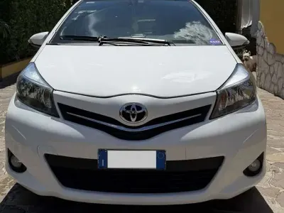 Usata Toyota Yaris 90 CV (66 kW) 2012 Bianco Utilitaria