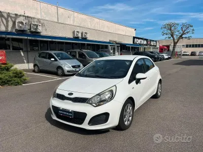 Usata Kia Rio EX 90 CV (66 kW) 2012 Bianco Berlina