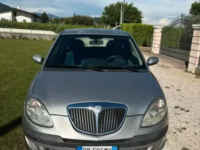 Usata Lancia Ypsilon 80 CV (58 kW) 2004 Grigio Utilitaria