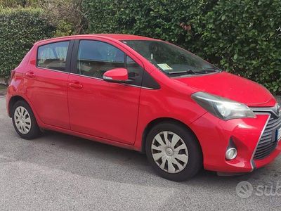 Usata Toyota Yaris Cool 90 CV (66 kW) 2015 Rosso Utilitaria