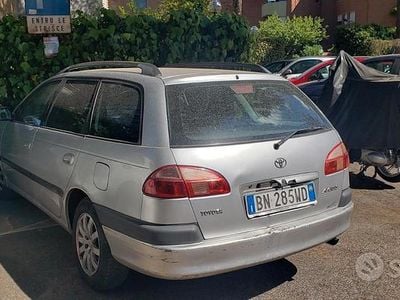 Usata Toyota Avensis 110 CV (80 kW) 2000 Grigio Station wagon