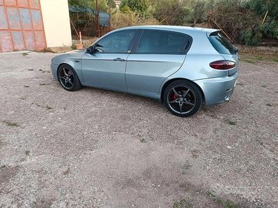 Usata Alfa Romeo 147 Distinctive 140 CV (102 kW) 2004 Blu Utilitaria
