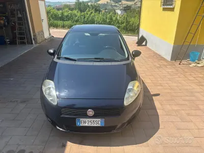 Usata Fiat Grande Punto 75 CV (55 kW) 2011 Bluazzurro Utilitaria