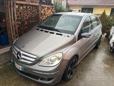 Usata Mercedes B200 140 CV (102 kW) 2006 Grigio Monovolume