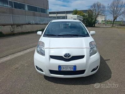 Usata Toyota Yaris 69 CV (50 kW) 2011 Bianco Utilitaria