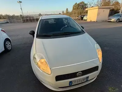 Usata Fiat Grande Punto 77 CV (56 kW) 2006 Bianco Utilitaria