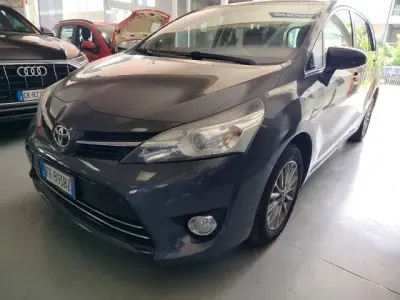Usata Toyota Verso Style 132 CV (97 kW) 2016 Grigio Monovolume