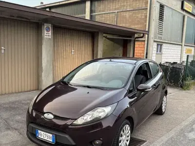 Usata Ford Fiesta Titanium 95 CV (69 kW) 2010 Marrone Berlina