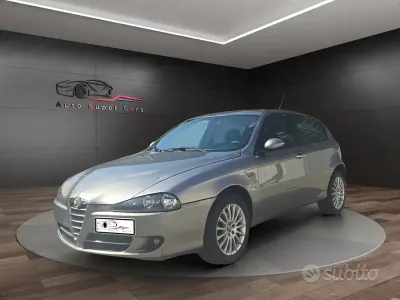 Usata Alfa Romeo 147 Distinctive 120 CV (88 kW) 2006 Grigio Utilitaria