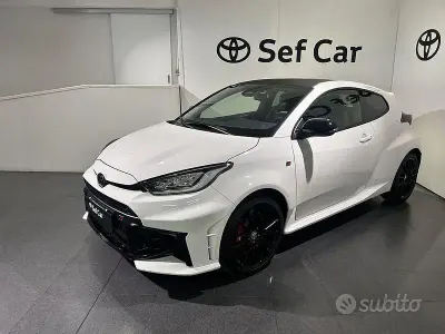 Usata Toyota Yaris 280 CV (205 kW) 2024 Bianco Utilitaria