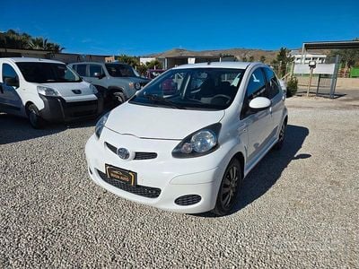 Usata Toyota Aygo 67 CV (49 kW) 2010 Bianco Utilitaria