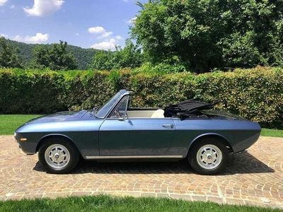 Begagnad Lancia Fulvia 75 HK (55 kW) 1973 Blå Cab