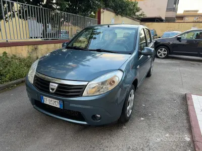 Usata Dacia Sandero Lauréate 68 CV (50 kW) 2010 Bluazzurro Berlina