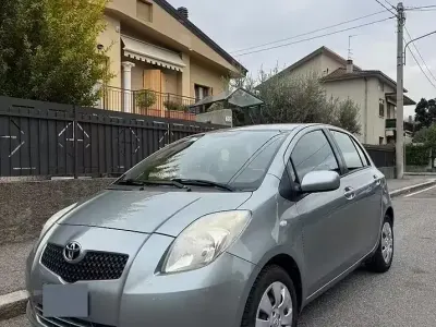 Usata Toyota Yaris 69 CV (50 kW) 2007 Grigio Utilitaria