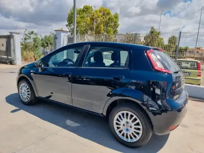 Usata Fiat Punto Young 77 CV (56 kW) 2015 Blu Utilitaria