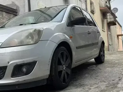 Usata Ford Fiesta 68 CV (50 kW) 2006 Grigio Utilitaria