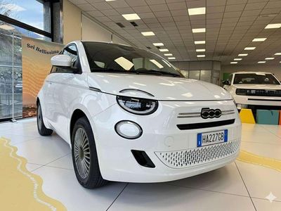 Nuova Fiat 500 Pop 88 CV (64 kW) 2025 Nero cinema (metallizzato) Berlina