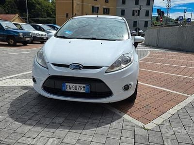 Usata Ford Fiesta Titanium 68 CV (50 kW) 2010 Bianco Utilitaria
