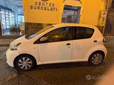 Usata Toyota Aygo 72 CV (52 kW) 2014 Bianco Utilitaria