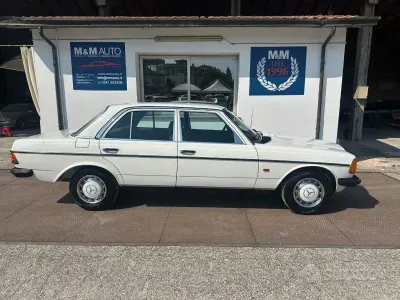 Usata Mercedes 200 94 CV (69 kW) 1970 Bianco Berlina