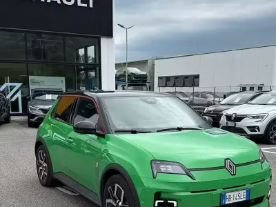 Occasion Renault 5 E-Tech Komfort 77 kW (106 PK) 2025 Groen Sedan