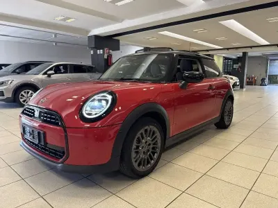 Usata Mini Cooper Favoured 114 kW (156 CV) 2025 Rosso Utilitaria