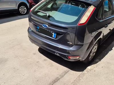 Usata Ford Focus 105 CV (77 kW) 2011 Grigio Utilitaria