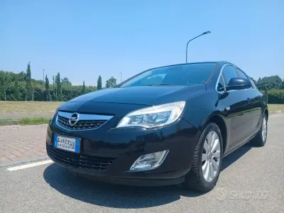 Usata Opel Astra Cosmo 110 CV (80 kW) 2011 Nero Berlina