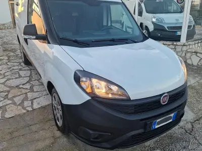 Begagnad Fiat Doblò Lounge 105 HK (77 kW) 2022 Vit Minibuss