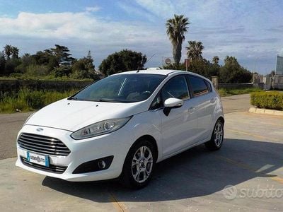 Usata Ford Fiesta Titanium 75 CV (55 kW) 2015 Bianco Utilitaria