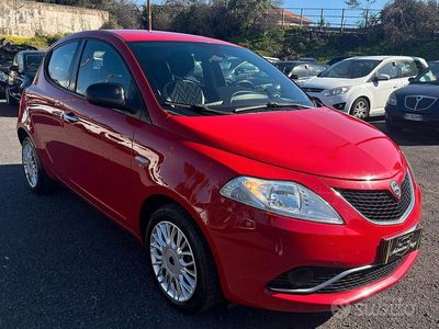 Usata Lancia Ypsilon Gold 69 CV (50 kW) 2017 Rosso Utilitaria