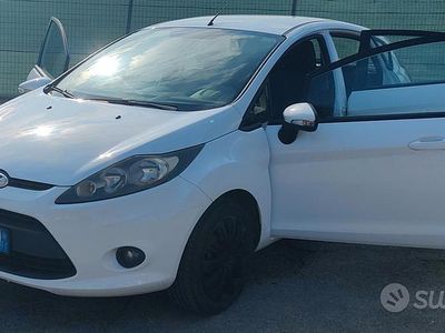 Usata Ford Fiesta 96 CV (70 kW) 2010 Bianco Utilitaria