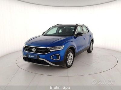 Usata VW T-Roc Life 110 CV (80 kW) 2023 Blu metallizzato SUV