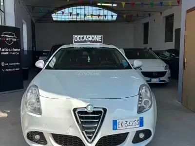 Usata Alfa Romeo Giulietta Exclusive 105 CV (77 kW) 2011 Bianco Utilitaria