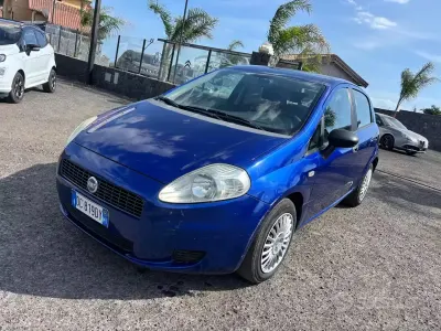 Usata Fiat Grande Punto Dynamic 77 CV (56 kW) 2006 Bluazzurro Utilitaria