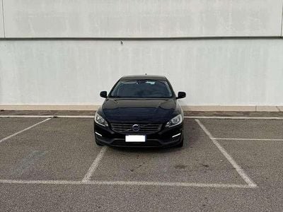 Usata Volvo V60 R-Design Momentum 114 CV (83 kW) 2015 Nero Station wagon