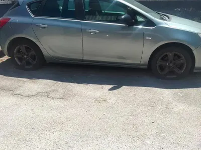 Usata Opel Astra 95 CV (69 kW) 2010 Grigio Berlina