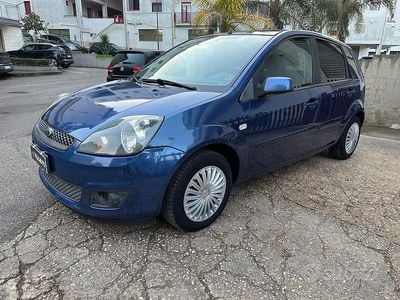 Begagnad Ford Fiesta Ghia 68 HK (50 kW) 2006 Blå Halvkombi