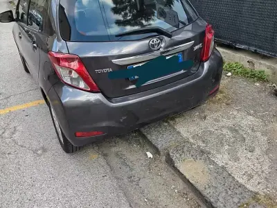 Usata Toyota Yaris 90 CV (66 kW) 2012 Grigio Utilitaria