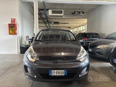 Usata Kia Rio 75 CV (55 kW) 2013 Grigio Berlina