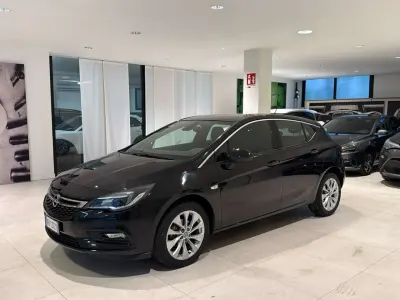 Käytetty Opel Astra Innovation 110 HP (80 kW) 2018 Musta Viistoperä