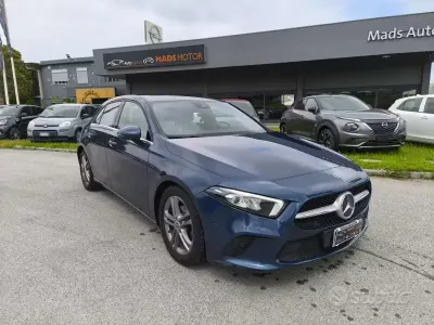Usado Mercedes A180 116 CV (85 kW) 2019 Azul Berlina