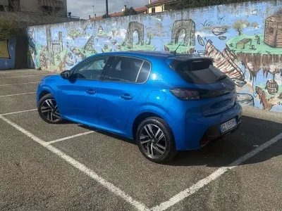 Usata Peugeot 208 GT 101 CV (74 kW) 2022 Blu/azzurro Utilitaria