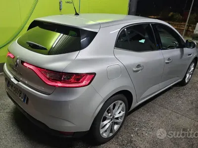Usado Renault Mégane 110 CV (80 kW) 2018 Gris Berlina