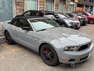 Usata Ford Mustang Convertible 210 CV (154 kW) 2010 Grigio Cabrio