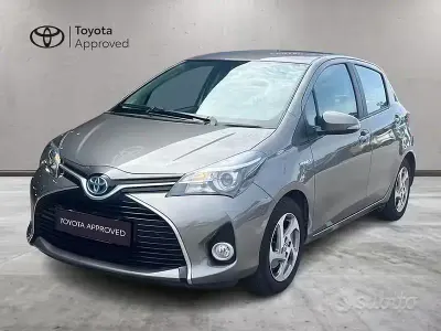 Usata Toyota Yaris Hybrid Active 101 CV (74 kW) 2016 Grigio Berlina