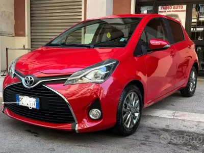 Usata Toyota Yaris Lounge 69 CV (50 kW) 2016 Rosso Berlina