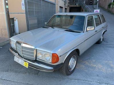 Usata Mercedes 200 109 CV (80 kW) 1981 Argento Station wagon
