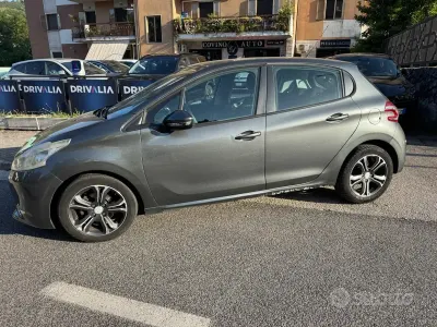 Usata Peugeot 208 Allure 68 CV (50 kW) 2015 Grigio Utilitaria